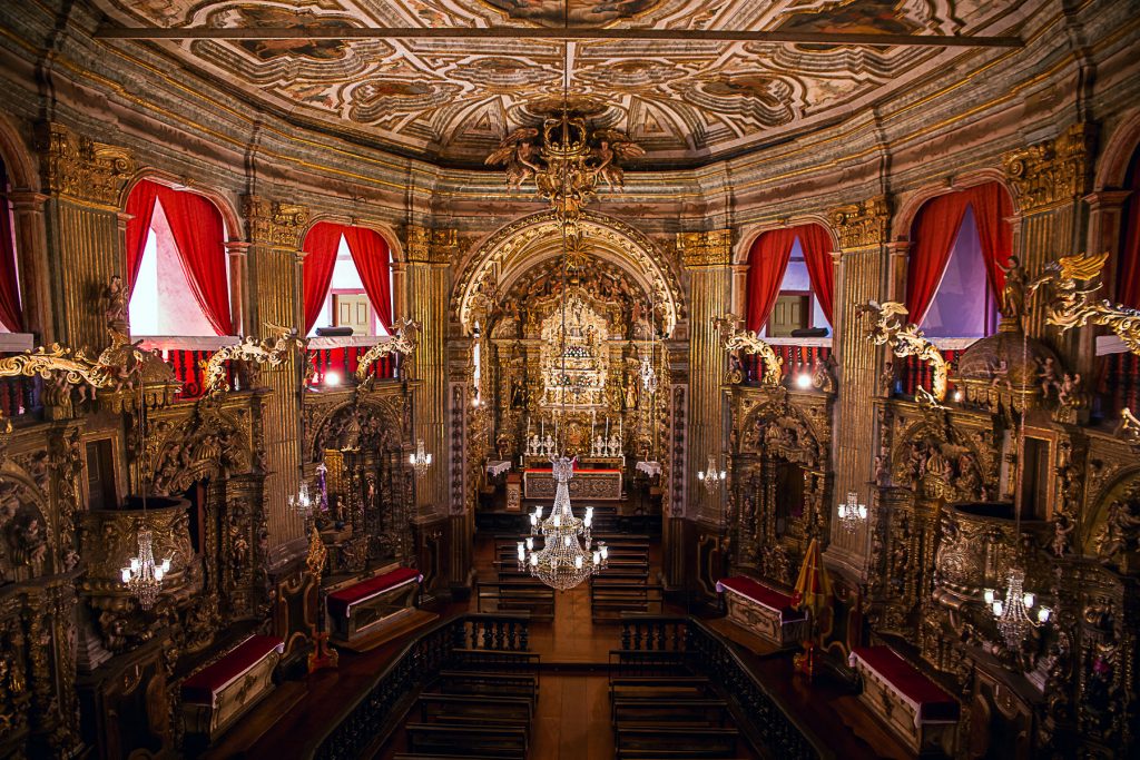 Interior da Basílica de Nossa Senhora do Pilar visto do coro, com a talha dourada da capela-mor