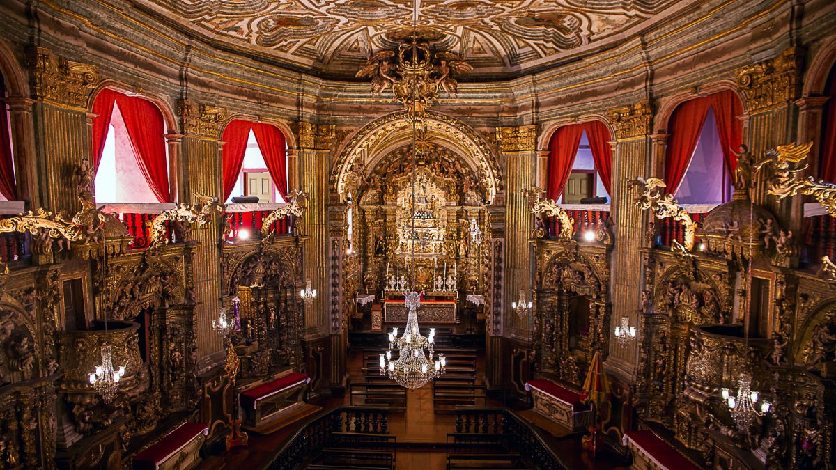 Interior da Basílica de Nossa Senhora do Pilar visto do coro, com a talha dourada da capela-mor