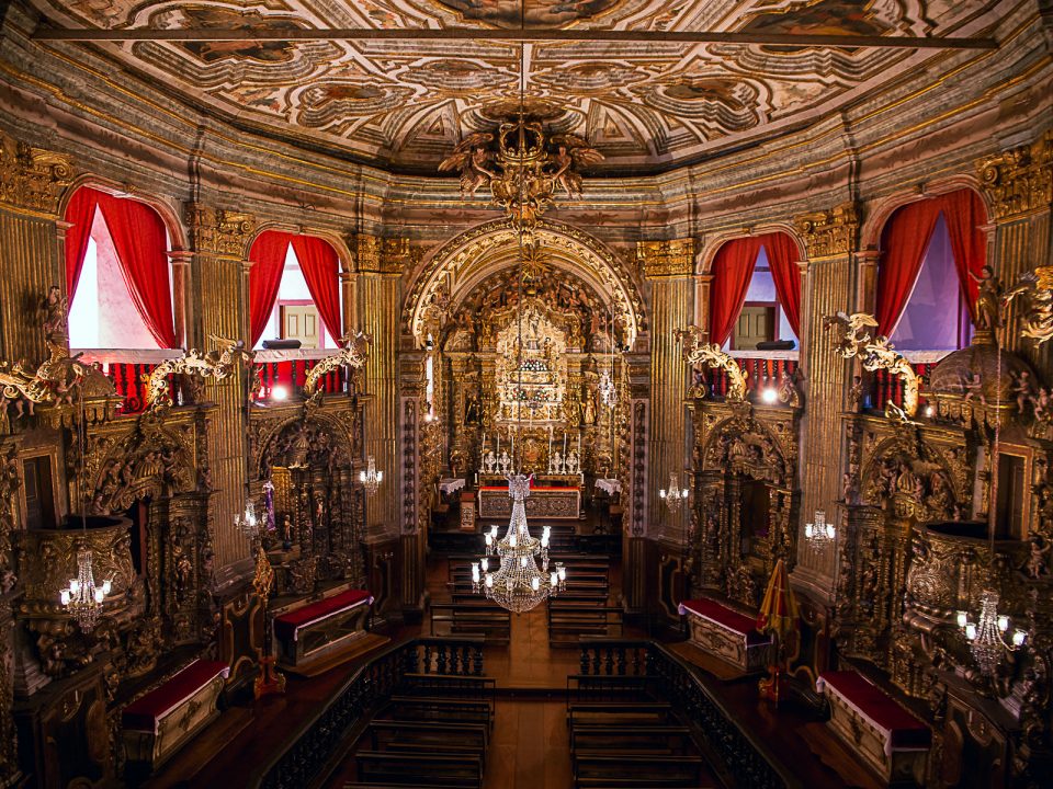 Interior da Basílica de Nossa Senhora do Pilar visto do coro, com a talha dourada da capela-mor